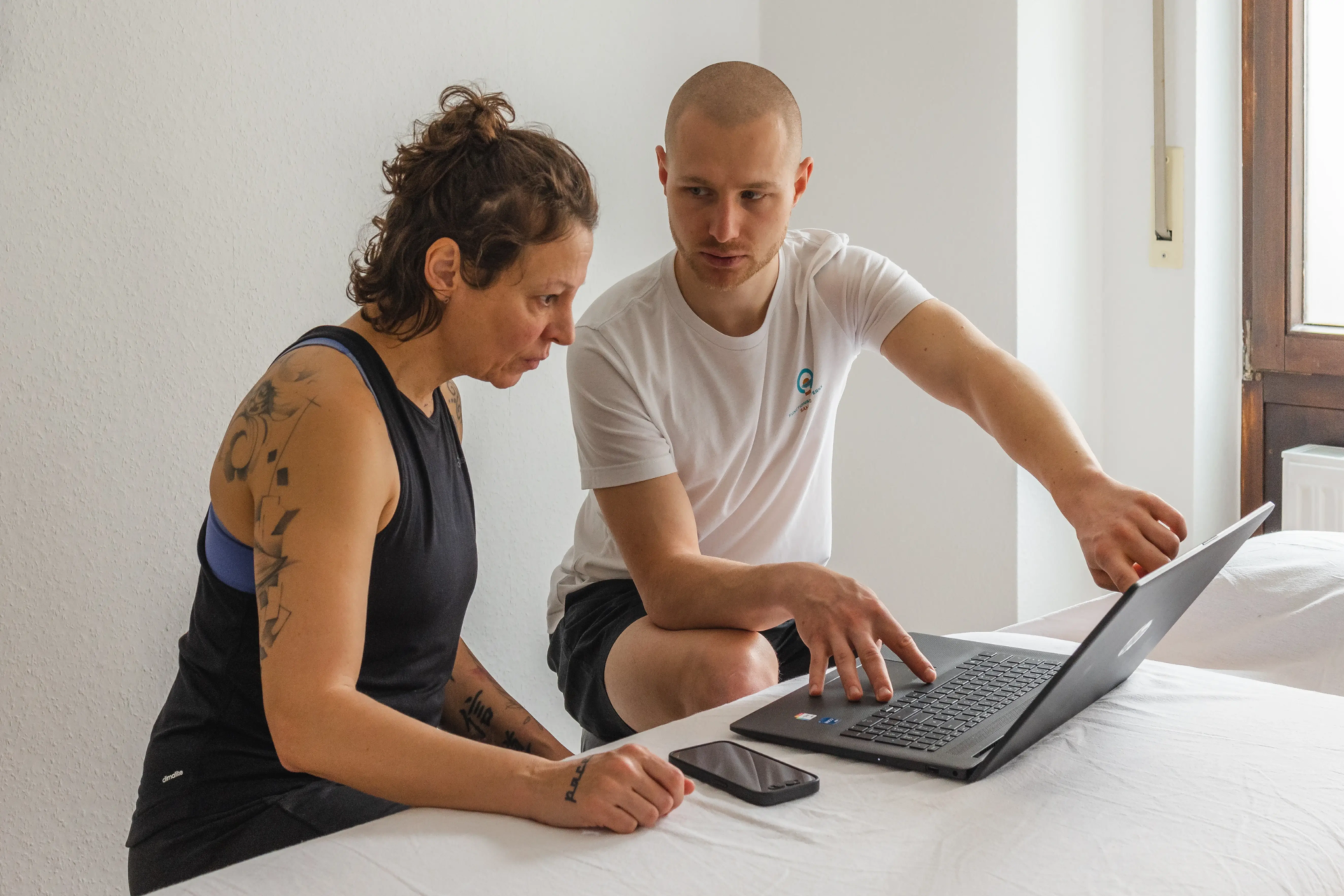 Flo und Klientin bei Besprechung